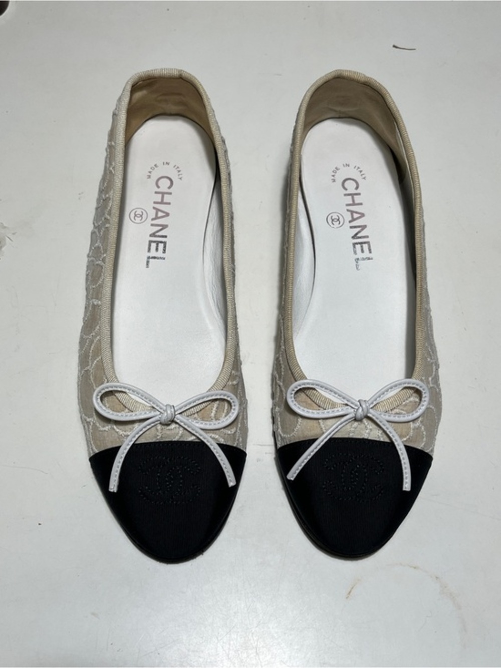 CHANEL white and Black Cap-Toe Ballet Flats with White Bow
